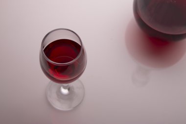 Bordo şarabı ve cam