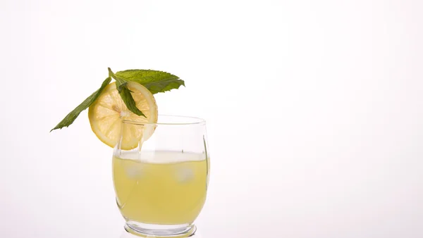 Limonada fresca sobre blanco — Foto de Stock