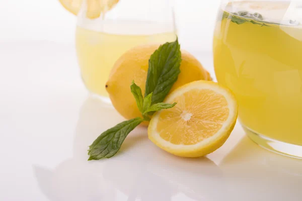 Limonada fresca sobre blanco — Foto de Stock