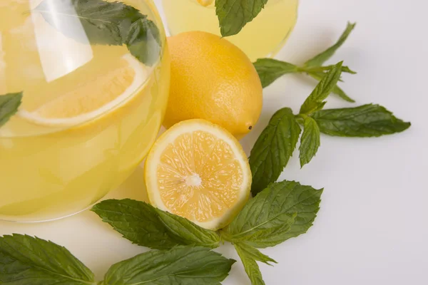 Limonada fresca sobre blanco — Foto de Stock