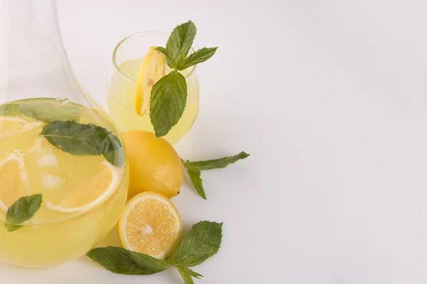 Limonada fresca sobre blanco — Foto de Stock