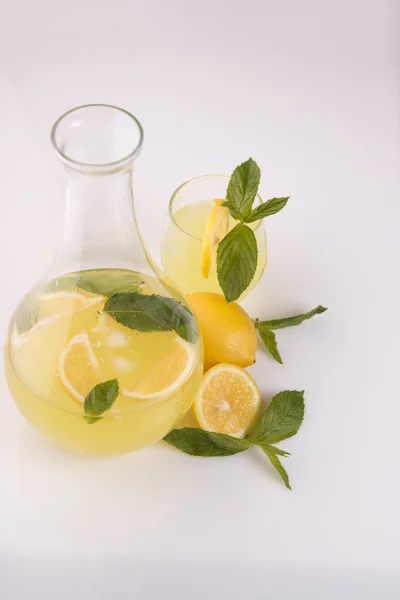 Limonada fresca sobre blanco — Foto de Stock