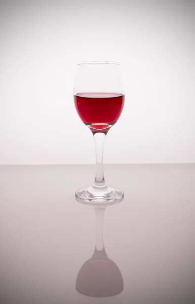 Vino y copa de color burdeos — Foto de Stock