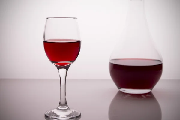 Vino y copa de color burdeos — Foto de Stock