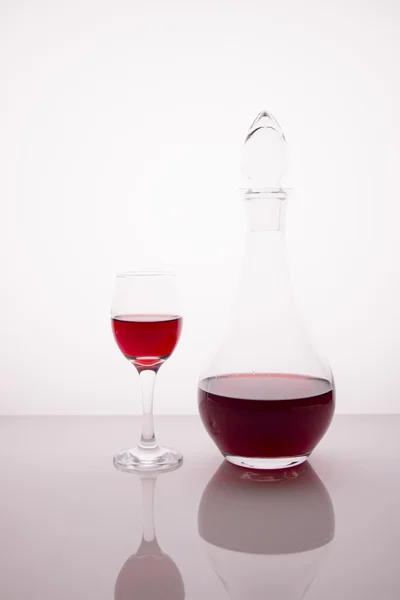 Vino y copa de color burdeos — Foto de Stock