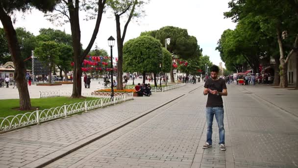 Olhar turístico tablet em istanbul — Vídeo de Stock