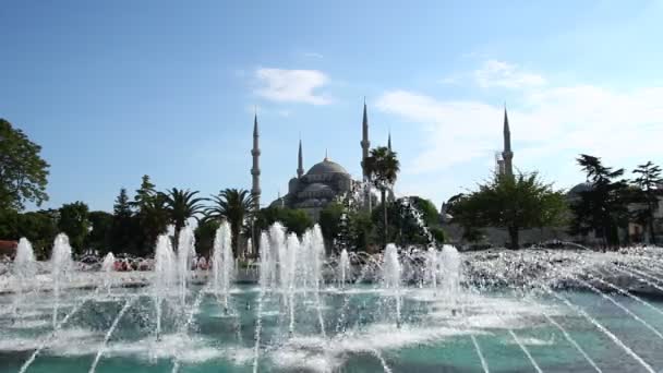 Blauwe moskee en het sultanahmet-plein — Stockvideo