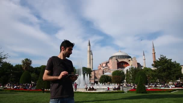 Tablet sguardo turistico a Istanbul — Video Stock