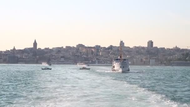 Istanbul och färja på havet — Stockvideo