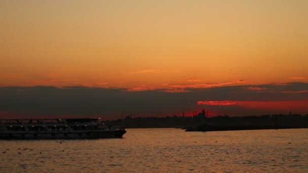 Ferry à noite no mar — Vídeo de Stock