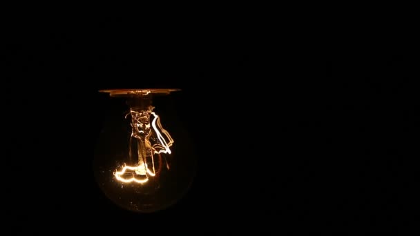 移动在黑暗中的灯泡 — 图库视频影像