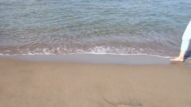 Sahilde kadın ayakları