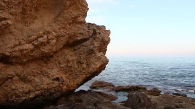 Deniz dalgaları kayalara çarpıyor