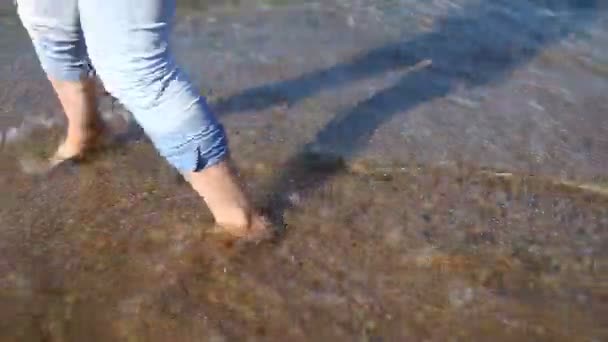 Meisje dansen op strand — Stockvideo