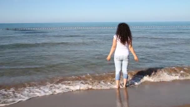 Девушка делает на пляже — стоковое видео