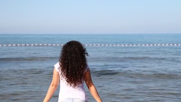 Joven ril respiración cerca del mar — Vídeos de Stock
