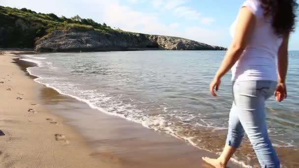 Chica caminando en la playa — Vídeo de stock