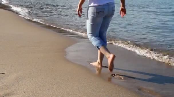 Flicka promenader på stranden — Stockvideo