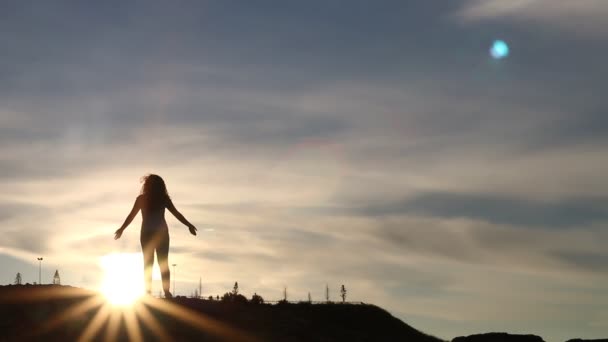 Menina fazendo ioga ao pôr do sol — Vídeo de Stock