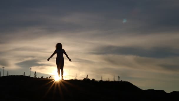 Девушка делает йогу на закате — стоковое видео