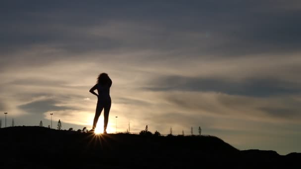 Mulher se movendo ao pôr do sol — Vídeo de Stock