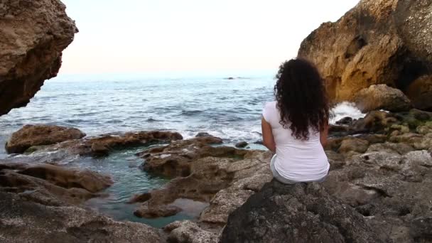 Issız plajda mutsuz kız — Stok video
