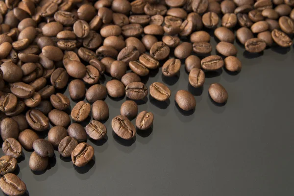 Granos de café sobre pizarra negra — Foto de Stock