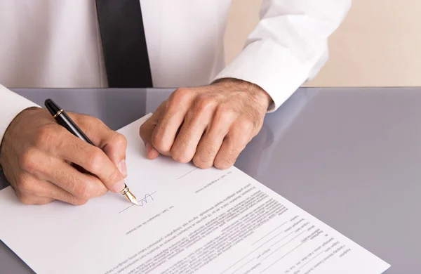 Man sign contract Royalty Free Stock Images