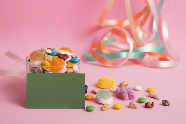 Grüne Karte und Eid-Zucker auf rosa Hintergrund — Stockfoto