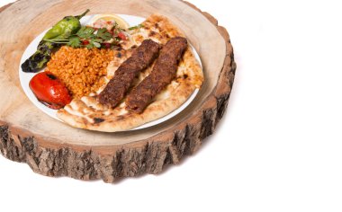 Adana Kebap ve ahşap arka plan