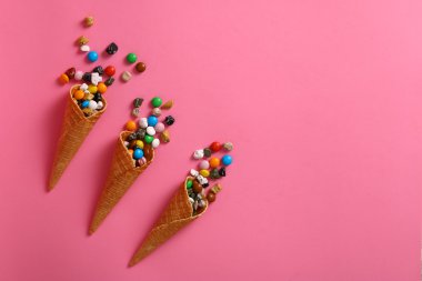 Bonibon şeker pembe arka plan üzerinde