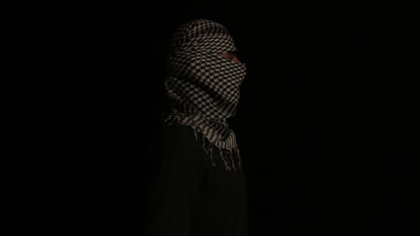 Terrorist mit Maske auf dunklem Hintergrund — Stockvideo