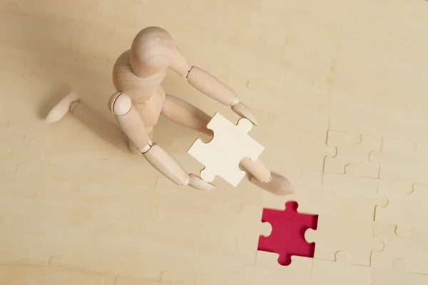 Modell ember elhelyezését utolsó puzzle-darab — Stock Fotó