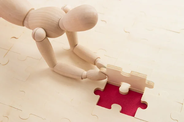 Holzmodellplatzierung letztes Puzzleteil — Stockfoto