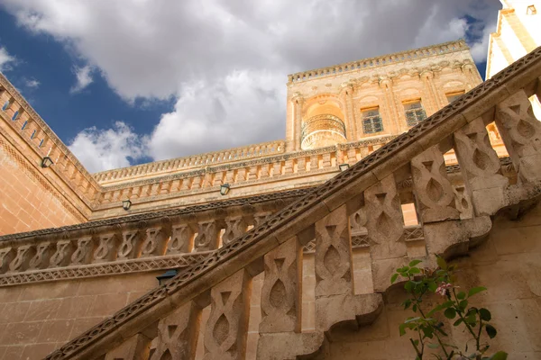 Midyat casa vieja bajo el cielo nublado — Foto de Stock