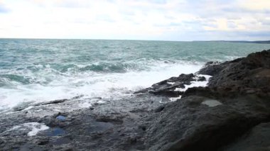dalgalar deniz ve kaya