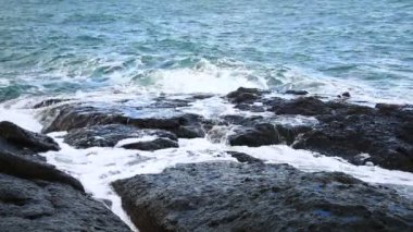 dalgalar deniz ve kaya