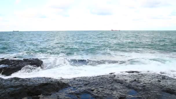 Olas de mar y roca — Vídeos de Stock