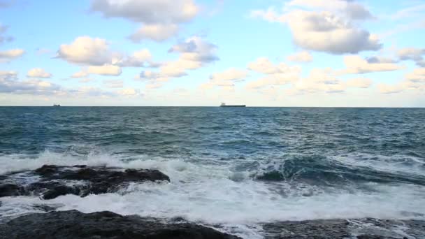 Κύματα της θάλασσας και ροκ — Αρχείο Βίντεο