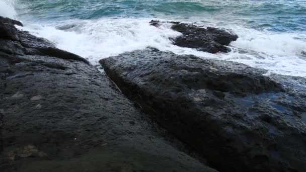 Морские волны и скалы — стоковое видео