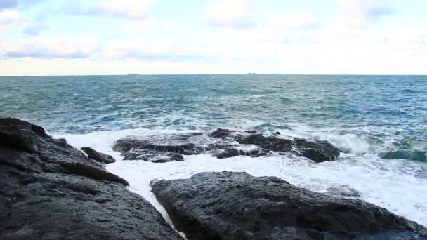 Olas de mar y roca — Vídeos de Stock