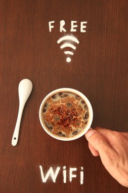 kahve fincanı tutmak