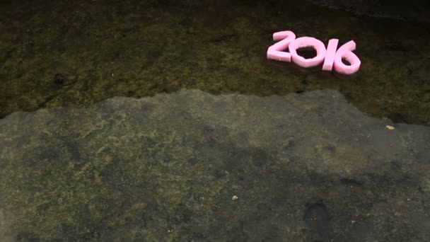 Flotando en el texto del agua — Vídeo de stock