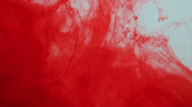 Suda kırmızı mürekkep