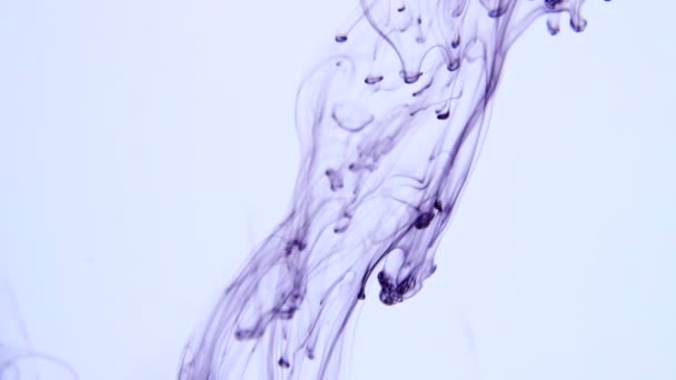 encre dans l'éruption d'eau 