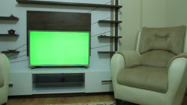 Televisão controle remoto e tela verde — Vídeo de Stock