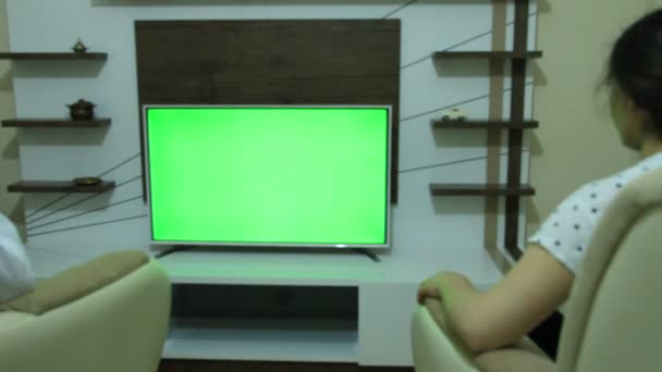 Coppie guardando la televisione — Video Stock