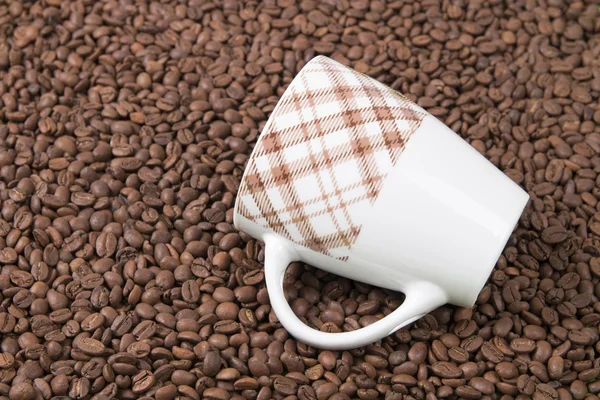 Granos de café crudos y taza de café — Foto de Stock