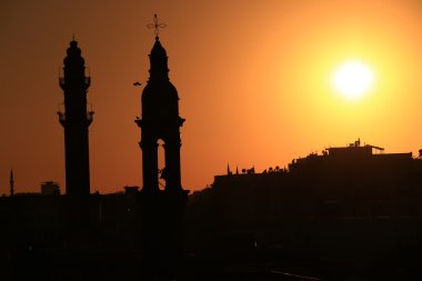Minare ve çan kulesi silueti