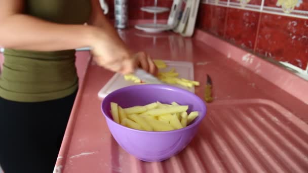 Vrouw aardappel snijden — Stockvideo